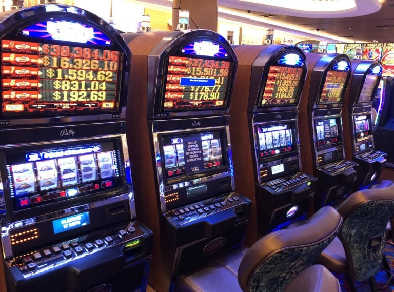 Người chơi Việt Nam spin slot online trên điện thoại di động tại tt8